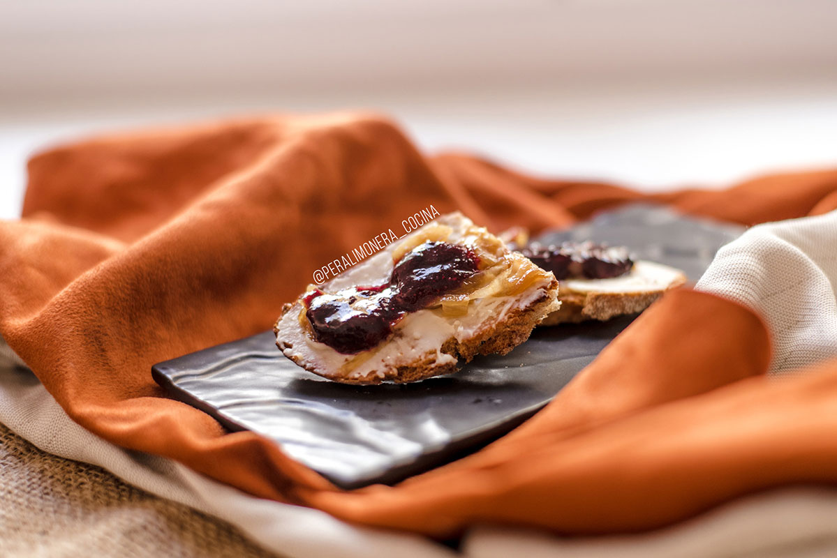 tosta de crema de queso y arándanos